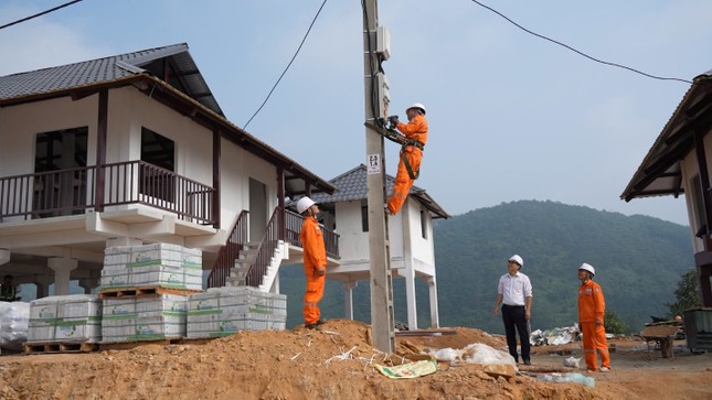 “Thần tốc" đưa điện lưới quốc gia về khu tái định cư Làng Nủ ảnh 3