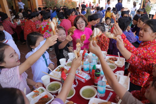 Bản Pe và CHIN-SU kỷ niệm ngày nhà giáo theo cách đặc biệt ảnh 7