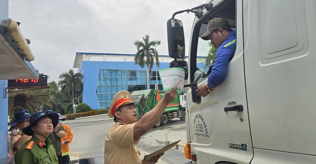 Trạm CSGT Đa Phước đẩy mạnh tuyên truyền cho đội ngũ lái xe vận chuyển rác ảnh 2