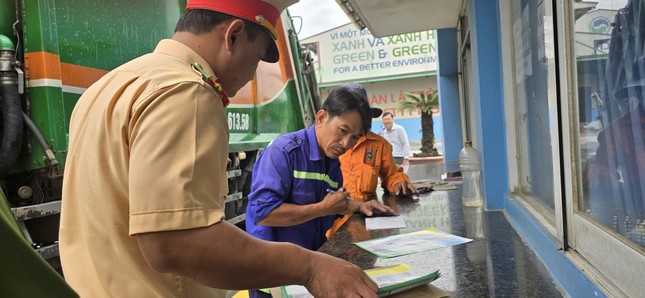 Trạm CSGT Đa Phước đẩy mạnh tuyên truyền cho đội ngũ lái xe vận chuyển rác ảnh 3