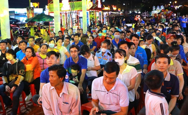 Khởi động ‘Tết sẻ chia - Năm Rồng khởi sắc’ tại Bình Dương ảnh 3