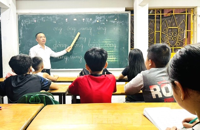 Anh ‘giáo làng’ áo xanh và 80 đứa trẻ trong ngôi miếu ở Bình Dương ảnh 1