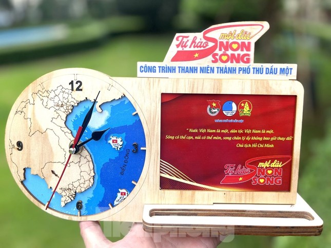 Phong bao lì xì, đồng hồ Tết ấn tượng của tuổi trẻ đất Thủ ảnh 1