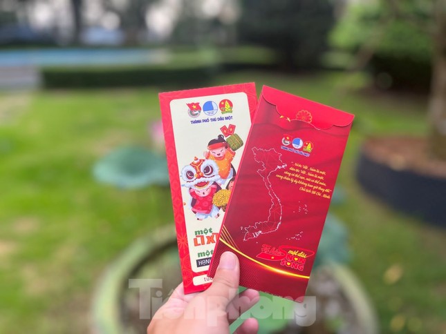 Phong bao lì xì, đồng hồ Tết ấn tượng của tuổi trẻ đất Thủ ảnh 2