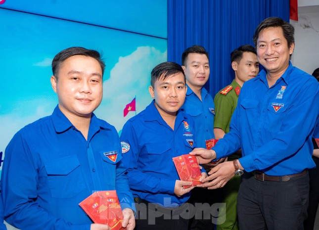 Phong bao lì xì, đồng hồ Tết ấn tượng của tuổi trẻ đất Thủ ảnh 4