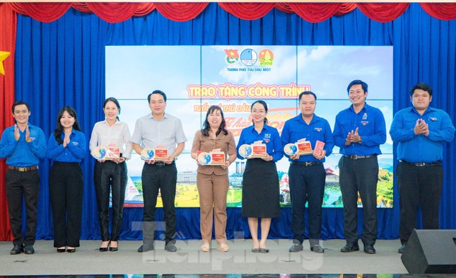 Phong bao lì xì, đồng hồ Tết ấn tượng của tuổi trẻ đất Thủ ảnh 5