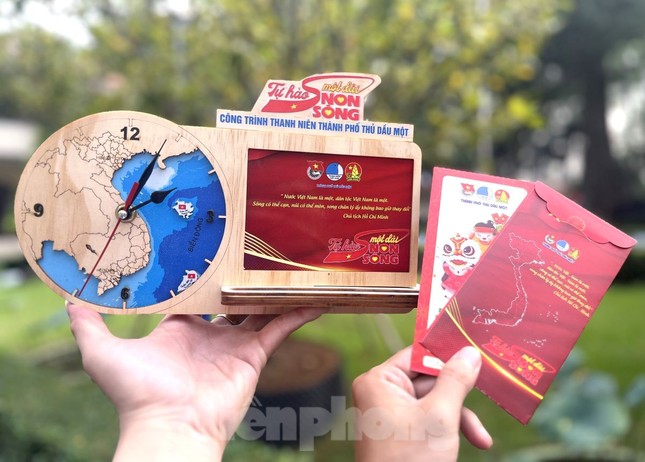 Phong bao lì xì, đồng hồ Tết ấn tượng của tuổi trẻ đất Thủ ảnh 3