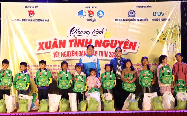 Thanh niên Bình Dương mang Xuân về trên bản Đôn ảnh 1