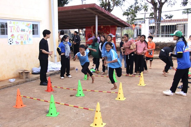 Thanh niên Bình Dương mang Xuân về trên bản Đôn ảnh 4