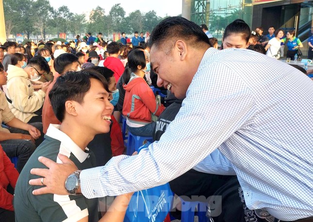 Thanh niên công nhân Bình Dương về quê đón Tết trên chuyến xe 0 đồng ảnh 1