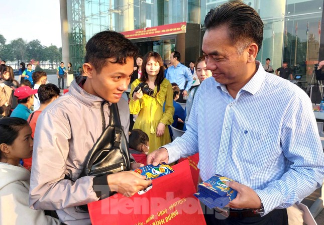 Thanh niên công nhân Bình Dương về quê đón Tết trên chuyến xe 0 đồng ảnh 12