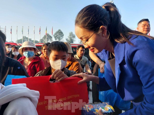 Thanh niên công nhân Bình Dương về quê đón Tết trên chuyến xe 0 đồng ảnh 5