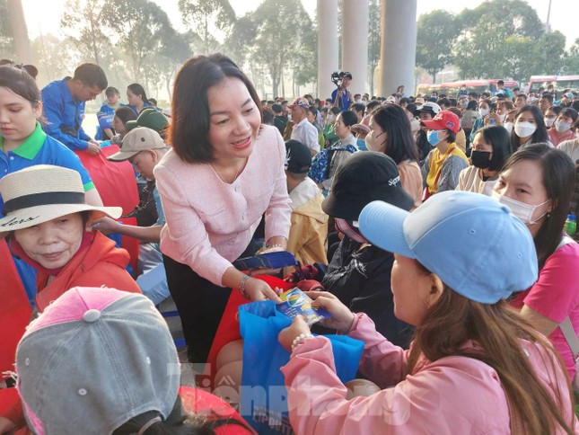 Thanh niên công nhân Bình Dương về quê đón Tết trên chuyến xe 0 đồng ảnh 8