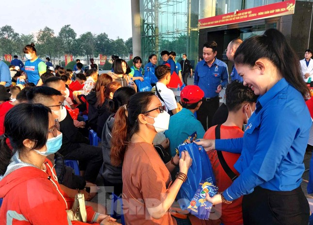 Thanh niên công nhân Bình Dương về quê đón Tết trên chuyến xe 0 đồng ảnh 3