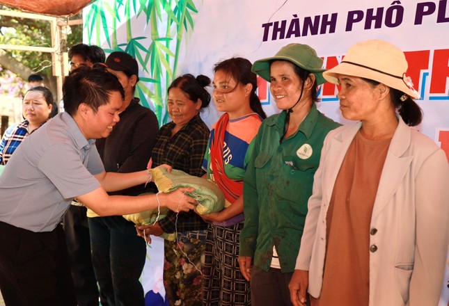 Ấm áp chương trình Tháng Ba biên giới của tuổi trẻ Bình Dương ảnh 5