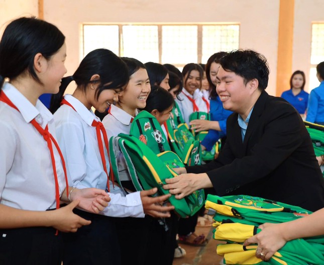 Ấm áp chương trình Tháng Ba biên giới của tuổi trẻ Bình Dương ảnh 3