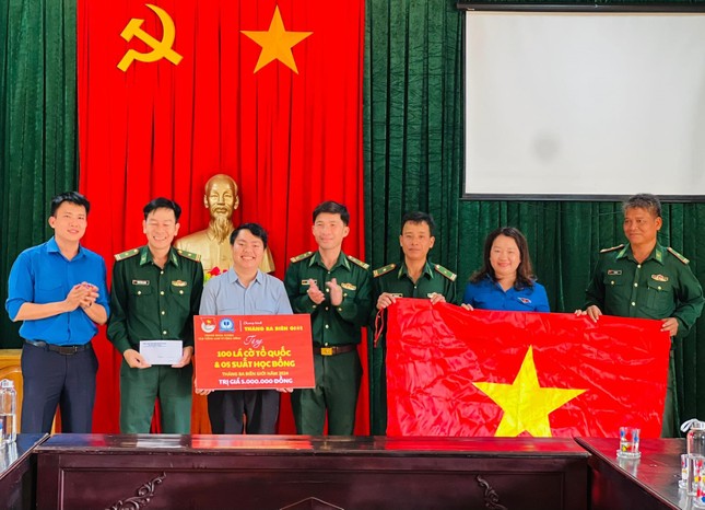Ấm áp chương trình Tháng Ba biên giới của tuổi trẻ Bình Dương ảnh 1