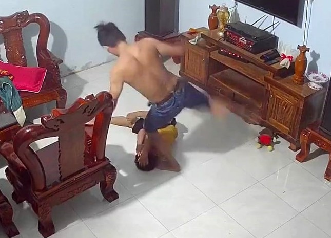 Bắt giam cha dượng đánh đập dã man bé trai 9 tuổi ở Bình Phước ảnh 1