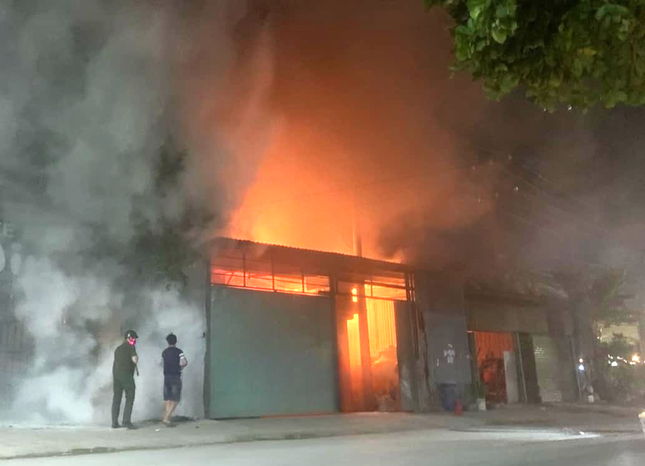 There is a big fire in a garment factory in Binh Duong, accompanied by many loud explosions photo 2