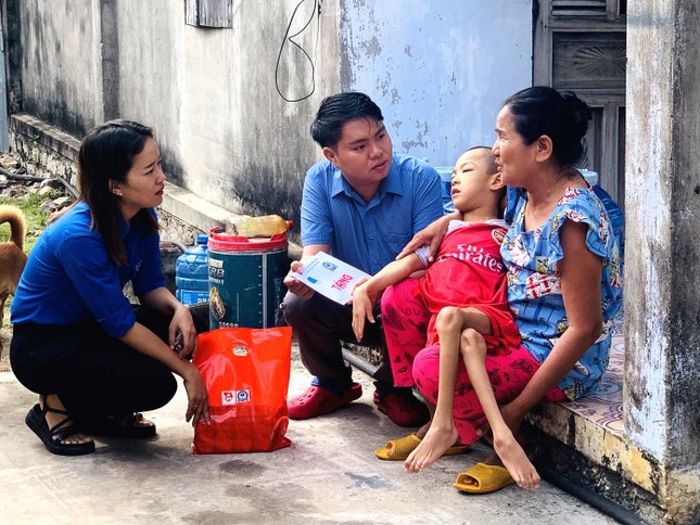 Thanh niên Bình Dương vượt đường xa tặng quà, cắt tóc cho thiếu nhi đồng bào thiểu số ảnh 2