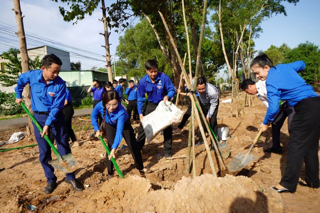 Bí thư T.Ư Đoàn Nguyễn Phạm Duy Trang trồng cây xanh, tặng quà con công nhân đồng bào thiểu số ảnh 2