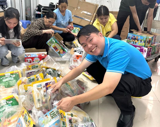 Thanh niên Bình Dương mang trung thu đến sớm với bệnh nhi khó khăn ảnh 2