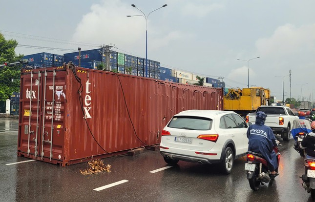 Container chứa đầy hàng hóa lao xuống nằm chắn đường suốt 3 giờ đồng hồ ảnh 2