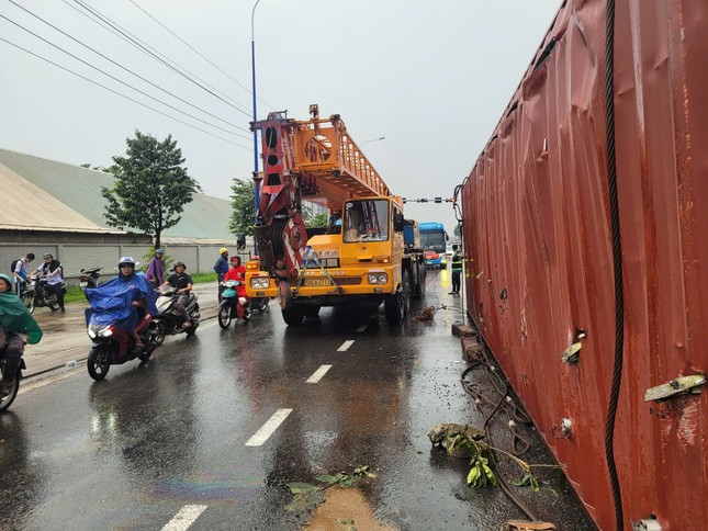 Container chứa đầy hàng hóa lao xuống nằm chắn đường suốt 3 giờ đồng hồ ảnh 4