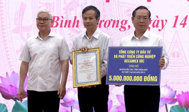 Bình Dương: Hơn 44 tỷ đồng được quyên góp trong lễ phát động ủng hộ đồng bào bị bão lũ ảnh 2