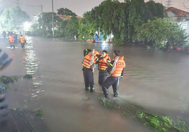 Mưa lớn cuốn trôi ô tô bán tải đang chạy trên đường, nữ tài xế tử vong ảnh 1