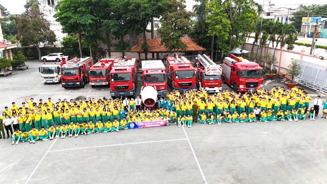 ‘Lính cứu hỏa’ nhí đu dây, trèo nhà cao tầng chữa cháy, cứu nạn ảnh 9