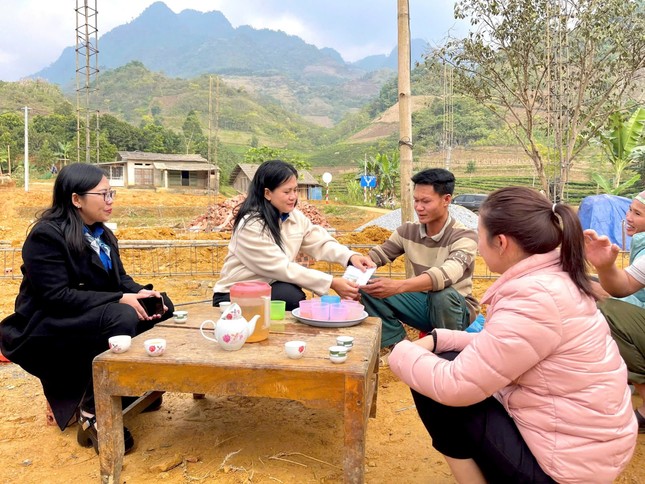 Tỉnh Đoàn Bình Dương mang quà ý nghĩa tặng người dân Lào Cai ảnh 1