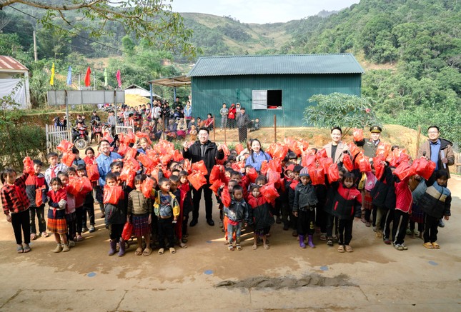 Thanh niên sống đẹp ở Bình Dương dùng tiền thưởng xây trường, dạy học miễn phí ảnh 2