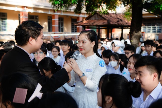 Thanh niên sống đẹp ở Bình Dương dùng tiền thưởng xây trường, dạy học miễn phí ảnh 3