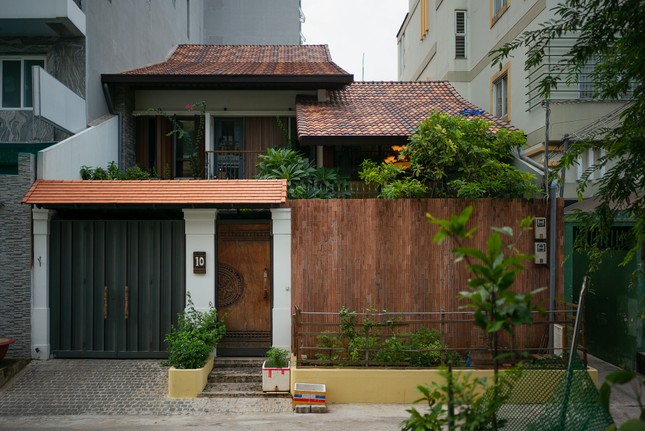Bình yên cất giấu trong ngôi nhà hiện đại kết hợp phong cách Đông Dương ảnh 1