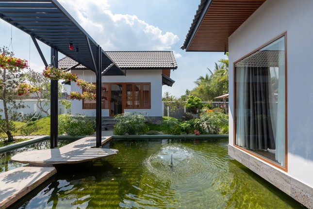 Nhà vườn Tây Ninh thiết kế phòng ngủ đặc biệt lửng lơ trên mặt nước