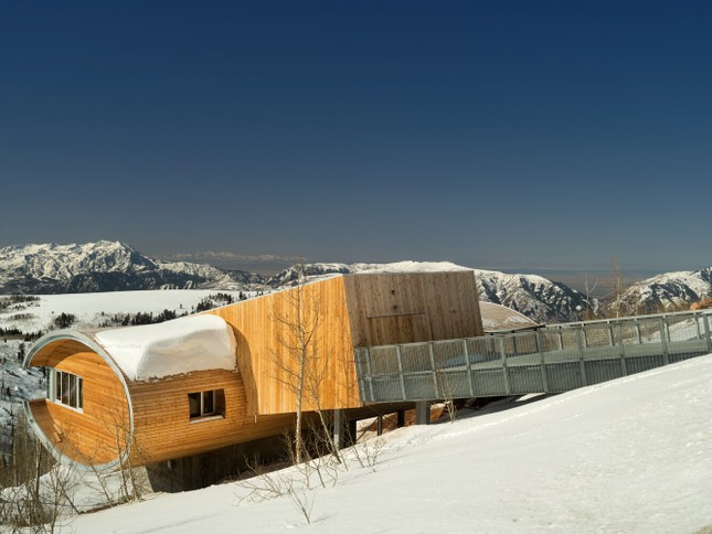 Nhà gỗ ống hình elip nổi bật trên nền tuyết trắng