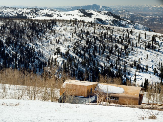 Nhà gỗ ống hình elip nổi bật trên nền tuyết trắng