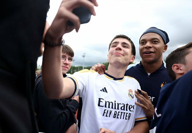 Set date for 'blockbuster' Mbappe to join Real Madrid photo 1