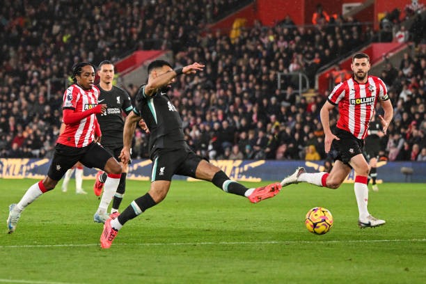 Liverpool thắng Southampton nhờ cú 'đúp' của Salah ảnh 2