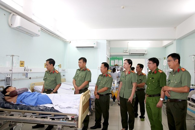 Kẻ côn đồ chém thiếu tá công an khi bị trấn áp ảnh 2
