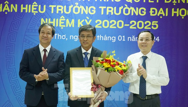Công bố quyết định bổ nhiệm Hiệu trưởng Trường Đại học Cần Thơ ảnh 1