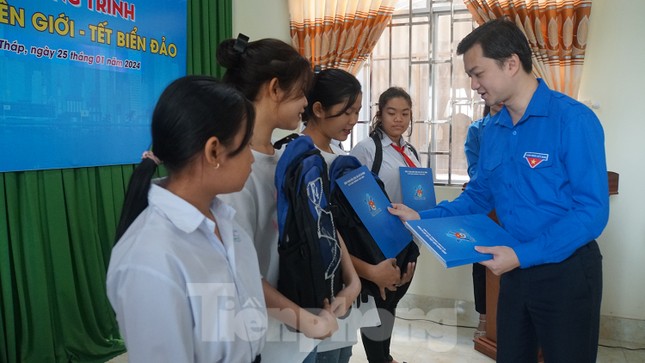 Bí thư Trung ương Đoàn thăm, chúc Tết người dân tại Đồng Tháp ảnh 1