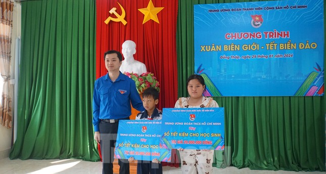 Bí thư Trung ương Đoàn thăm, chúc Tết người dân tại Đồng Tháp ảnh 2