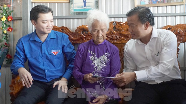Bí thư Trung ương Đoàn thăm, chúc Tết người dân tại Đồng Tháp ảnh 9
