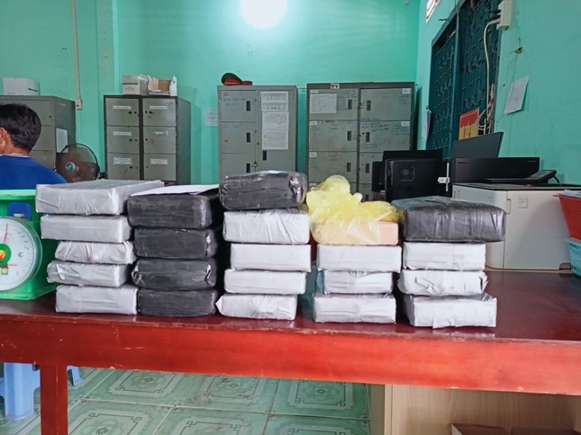 Bến Tre, Tiền Giang phát hiện trên 100 gói nghi ma túy trôi trên biển ảnh 2