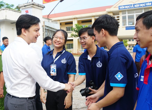 Bí thư Trung ương Đoàn động viên tình nguyện viên Tiếp sức mùa thi tại Hậu Giang ảnh 1