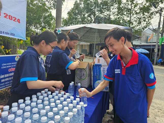 Bí thư Trung ương Đoàn động viên tình nguyện viên Tiếp sức mùa thi tại Hậu Giang ảnh 9