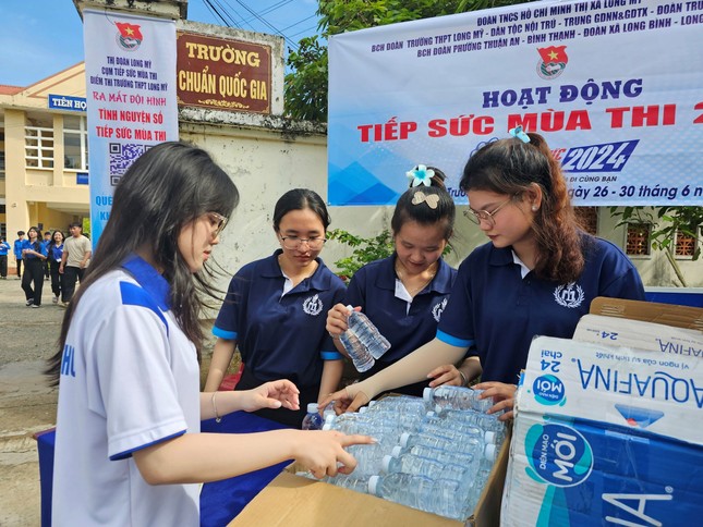 Bí thư Trung ương Đoàn động viên tình nguyện viên Tiếp sức mùa thi tại Hậu Giang ảnh 10