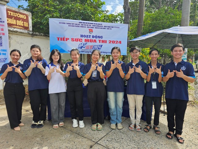 Bí thư Trung ương Đoàn động viên tình nguyện viên Tiếp sức mùa thi tại Hậu Giang ảnh 11